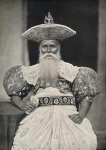 Paikallinen johtaja Kandyssa vanhassa sinhala-asussa, 1926 tekijältä Unbekannt