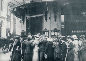 Yhden Pariisin tavarakaupan ulkopuolella, kun kaupungin piirityksen pelättiin, vuodelta 1914 tekijältä Unbekannt