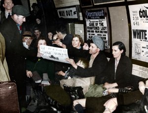 Paperimyyjä metrossa Lontoossa, noin 1940 tekijältä Unbekannt