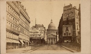 Paris Commune (1871): näkymä Pantheonille ja rue Soufflotille (suuret mainostaulut mainostavat Maison de la rue du Pont Neufia). Anonyymi valokuvaus. Painatus kartongille Koko 10x6 cm tekijältä Unbekannt
