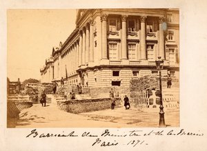 Paris Commune (1871): näkymä Place de la Concorden barrikadille merenkulkuministeriön (Hotel de la Marine tai myös Hotel du Garde Meuble) edessä Pariisissa. Anonyymi valokuvaus. Tulostus pahville Dim. 22x14 cm tekijältä Unbekannt