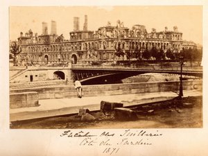 Paris Commune (1871): näkymä Arcolen sillalle ja Hotel de Villelle toukokuun 1871 palon jälkeen. Nimetön valokuvaus. Tulosta kartongille tekijältä Unbekannt