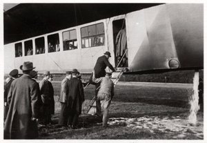 Matkustajat nousevat Zeppeliniin LZ 11 Viktoria Luise, c1912-1914 1933 tekijältä Unbekannt