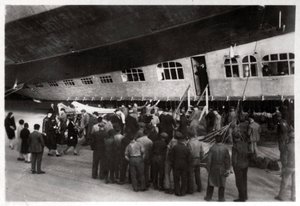 Matkustajat nousevat Zeppelin LZ 127 Graf Zeppeliniin, 1933 tekijältä Unbekannt