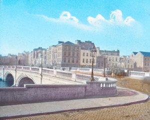 Patricks Bridge, jossa näkyy Isä Mathewsin patsas, vuodelta 1910 tekijältä Unbekannt