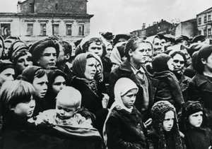 Venäjän Smolenskin kaupungin asukkaat Puna-armeijan vapauttamisen jälkeen, 1943 tekijältä Unbekannt