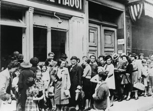 Ihmiset jonossa meijeriliikkeen ulkopuolella, Saksan miehittämä Pariisi, 26. heinäkuuta 1940 tekijältä Unbekannt
