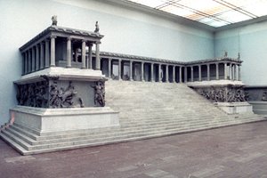 Pergamon-alttari, 2. vuosisadalla eKr tekijältä Unbekannt