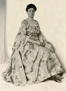 Valokuva kincob-brokaadista, jossa silkkikirjailtu Stomacher, c1750, 1937. tekijältä Unbekannt