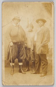 Valokuvapostikortti kolmesta tunnistamattomasta naisesta, 1904-1918. tekijältä Unbekannt