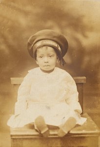 Valokuvapostikortti pienen lapsen kuvalla, 1918-1930. tekijältä Unbekannt