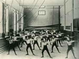 Fyysiset harjoitukset kuurojen ja tyhmien kuninkaallisessa laitoksessa, Friar Gate, Derby, 1902. tekijältä Unbekannt