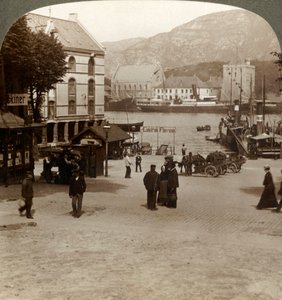 Kuvankaunis vanha linnoitus Bergenhus, nykyaikaisen kaupungin aukiolta, Bergenissä, Norjassa, 1905. tekijältä Unbekannt