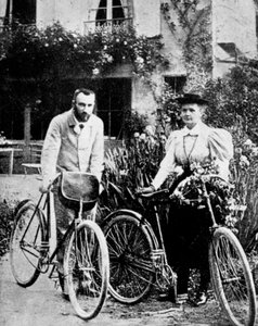 Pierre ja Marie Curie, ranskalaiset fyysikot, valmistautuvat pyöräilemään tekijältä Unbekannt