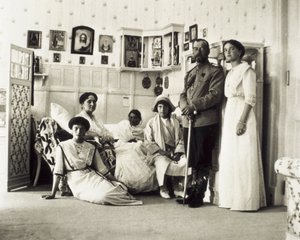 Muotokuva tsaari Nikolai II:sta (1868-1918) perheineen, vasemmalta oikealle Tatiana, Alexandra (hänen vaimonsa), Anastasia, Maria ja Olga, n. 1910 (m/w valokuva) tekijältä Unbekannt