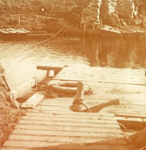 Posti joen rannalla, Diksmuide, Belgia c1914-c1918 tekijältä Unbekannt