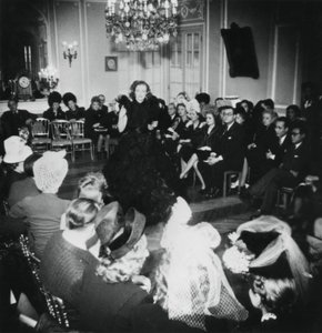 Ranskalaisen muotisuunnittelijan Jacques Fathin kevätmalliston esittely Pariisissa maaliskuussa 1944 tekijältä Unbekannt