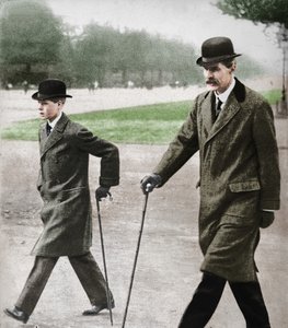 Prinssi Edward kävelemässä opettajansa HP Hansellin kanssa Auteuilissa, Ranskassa, 1912 1936. tekijältä Unbekannt
