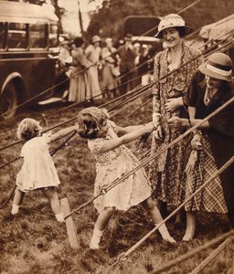 Prinsessa Elizabeth ja prinsessa Margaret vetävät painoaan, 1930-luku 1935 tekijältä Unbekannt