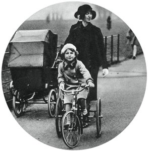 Prinsessa Elizabeth ajaa kolmipyörällä, maaliskuu 1932, 1937 tekijältä Unbekannt
