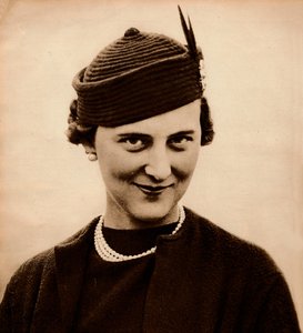 Prinsessa Marina kihlautui kuningas George V:n nuorimman pojan, prinssi Georgen, nykyään Kentin herttuan, kanssa tekijältä Unbekannt