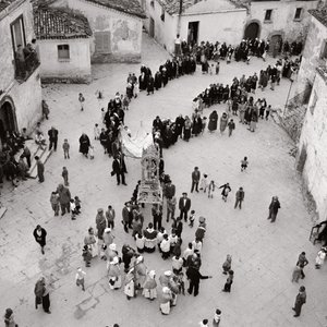 Flagellanttien kulkue, Albano di Lucania, Potenza, Basilicata, Italia (valkoinen kuva) tekijältä Unbekannt