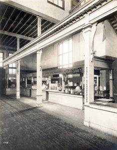 Yleistilaosasto, jossa on postikortti-, karkki- ja julkisia stenografikoppeja Valmistuspalatsissa vuoden 1904 maailmannäyttelyssä tekijältä Unbekannt
