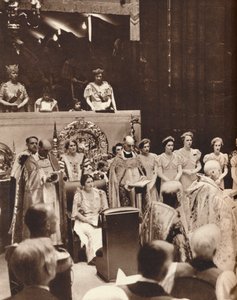 Kuningatar Elisabet katselee, kun hänen miehensä kruunataan kruunauspäivänä vuonna 1937 tekijältä Unbekannt