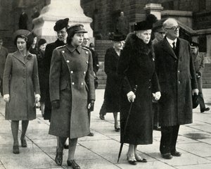 Kuningatar Maria, prinsessa Elizabeth, prinsessa Margaret..., aselepopäivä, 1945, 1951. tekijältä Unbekannt