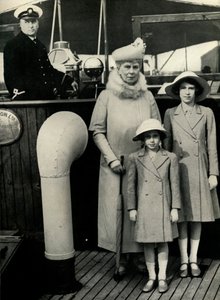 Kuningatar Maria tyttärentytärtensä kanssa, 1930-luku, 1951. tekijältä Unbekannt