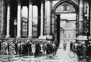 Jono siviilien tiedotustoimiston ulkopuolella edustajainhuoneessa, Pariisi, heinäkuu 1940 tekijältä Unbekannt