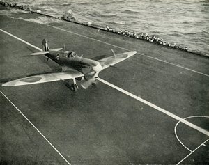 RAF Spitfire lentotukialuksen kannella matkalla Maltalle, toinen maailmansota, 1942 1944. tekijältä Unbekannt