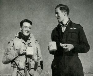 RAF:n henkilökunta nauttimassa kupillista teetä, Malta, toinen maailmansota, 1942 1944. tekijältä Unbekannt