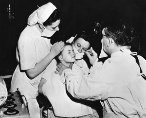 Radiumhoito nenätulehduksen parantamiseksi, Ranska, c1947-1951 tekijältä Unbekannt