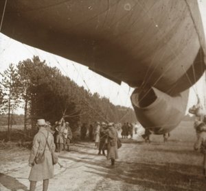 Havaintoilmapallon nostaminen, Somme, Pohjois-Ranska, 1916 tekijältä Unbekannt