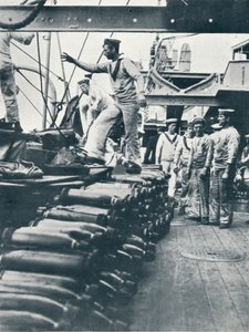 Vastaanottaa ammuksia laivaston aseita varten taistelulaivan kannella, c1914 tekijältä Unbekannt