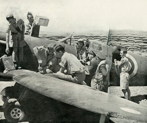 Spitfire-hävittäjien tankkaus ja aseistaminen, Malta, toinen maailmansota, 1942 1944. tekijältä Unbekannt