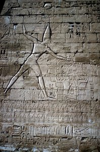 Vihollisia lyövän Ramses III:n helpotus, Ramses III:n ruumistemppeli, Medinet Habu, 1200 eKr. tekijältä Unbekannt
