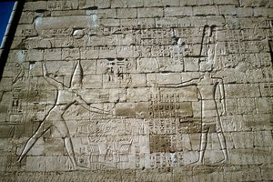 Vihollisia lyövän Ramses III:n helpotus, Ramses III:n ruumistemppeli, Medinet Habu, 1200 eKr. tekijältä Unbekannt