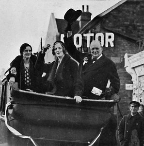 Palasi Eppingiin Rouva Churchill ja tytär Diana jakavat onnen ja voiton, 1931, 1945. tekijältä Unbekannt