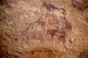 Kalliotaide, esihistoria: Kalliomaalaus karjaryhmästä ja monivärisistä hahmoista (paimenet ja jousimiehet) koristeellisessa suojissa Uweinatin vuoristossa, Sudanissa. Ajanjakso 8000-3000 vuotta eKr. Valokuvaus tekijältä Unbekannt