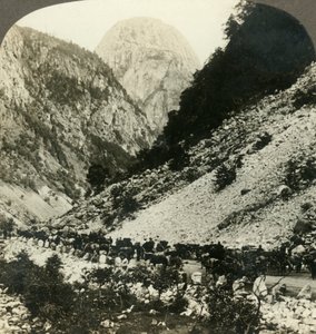 Rocky Jordalsnut 3620 jalkaa tien varrelta täynnä turistien kärryjä, Norja, c1905. tekijältä Unbekannt