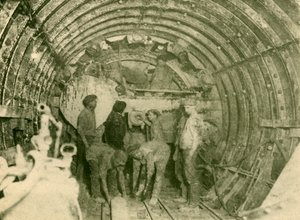 Pyörivä leikkuri työssä kaupungin ja Etelä-Lontoon rautatien laajennetussa putkessa, n. 1930. tekijältä Unbekannt