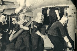 Kuninkaallinen merijalkaväki käsittelee ammuksia HMS Illustriousissa, World War II, c1939-c1943 1944. tekijältä Unbekannt