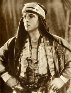 Rudolph Valentino elokuvassa The Sheik, 1921, 1935. tekijältä Unbekannt