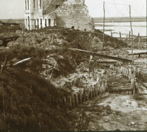 Raunioitunut rakennus ja juoksuhaudot rannikolla, c1914-c1918 tekijältä Unbekannt