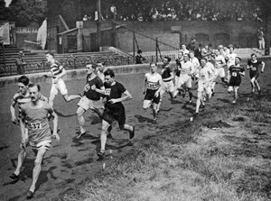 Puolen mailin juoksu julkishallinnon urheilupäivänä, Stamford Bridge, Lontoo, 1926-1927 tekijältä Unbekannt