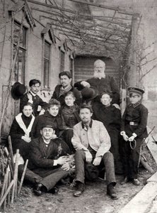 Venäläinen kirjailija Anton Tšehov perheen ja ystävien kanssa, 1890 tekijältä Unbekannt
