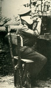 Venäläinen sotilas käyttää periskooppikivääriä, ensimmäinen maailmansota, 1914-1918, c1920. tekijältä Unbekannt