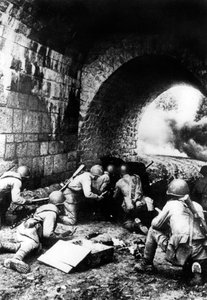 Venäläiset sotilaat toiminnassa lähellä Riikaa, Latvia, 1944 tekijältä Unbekannt